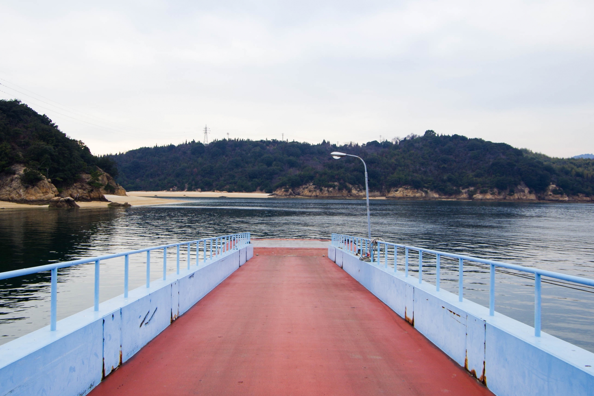 笠岡諸島の高島の港の桟橋