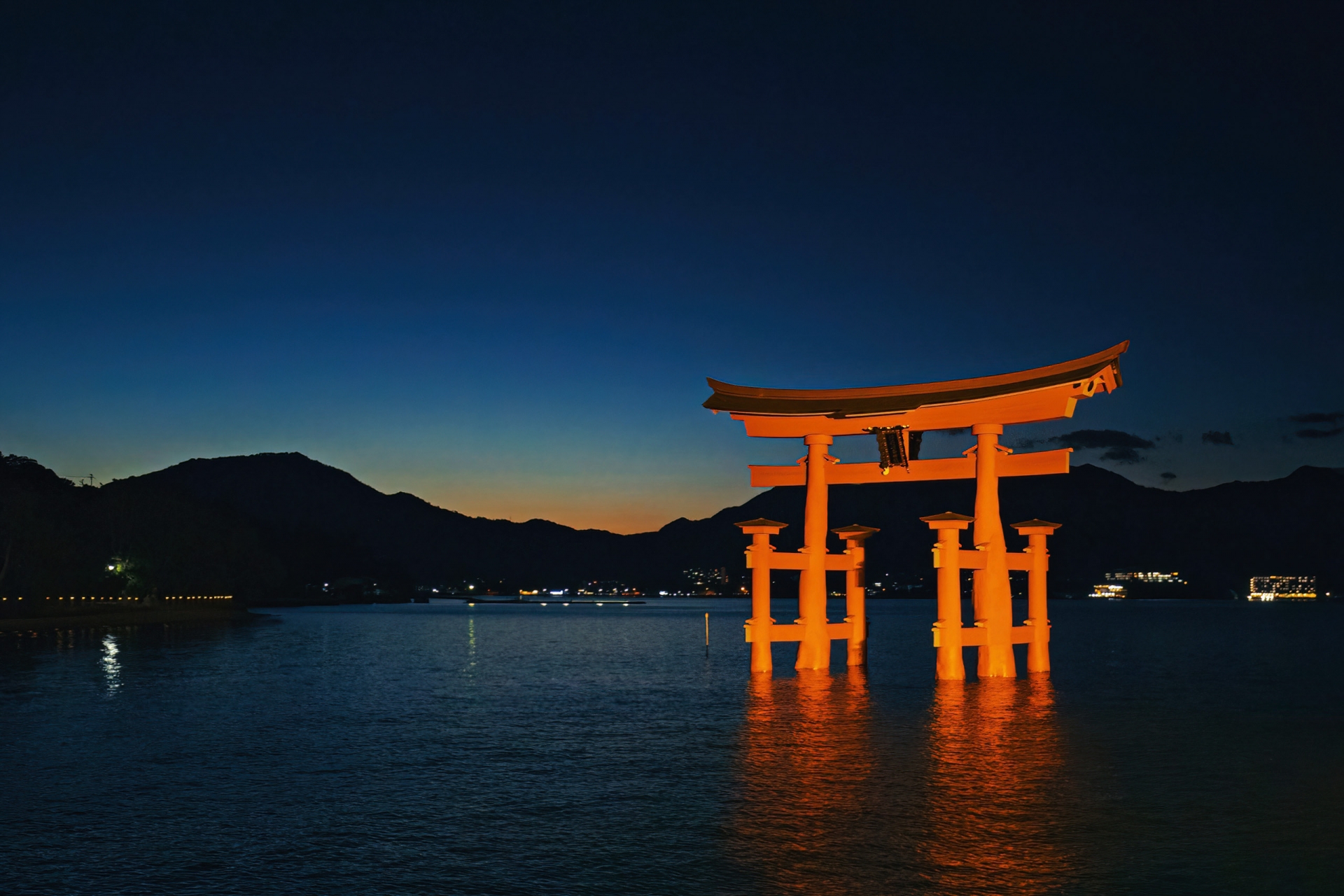 厳島神社の鳥居が夕闇に浮かぶ