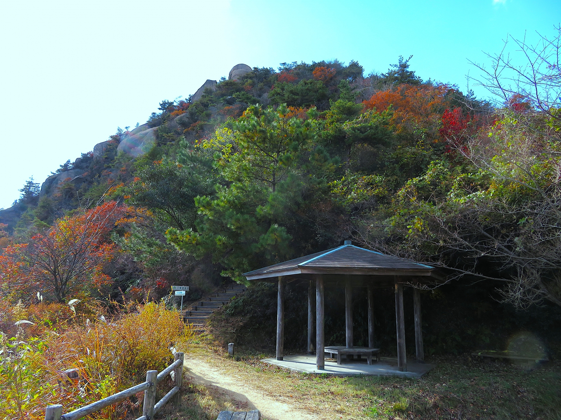 倉橋島・火山展望岩直下の東屋