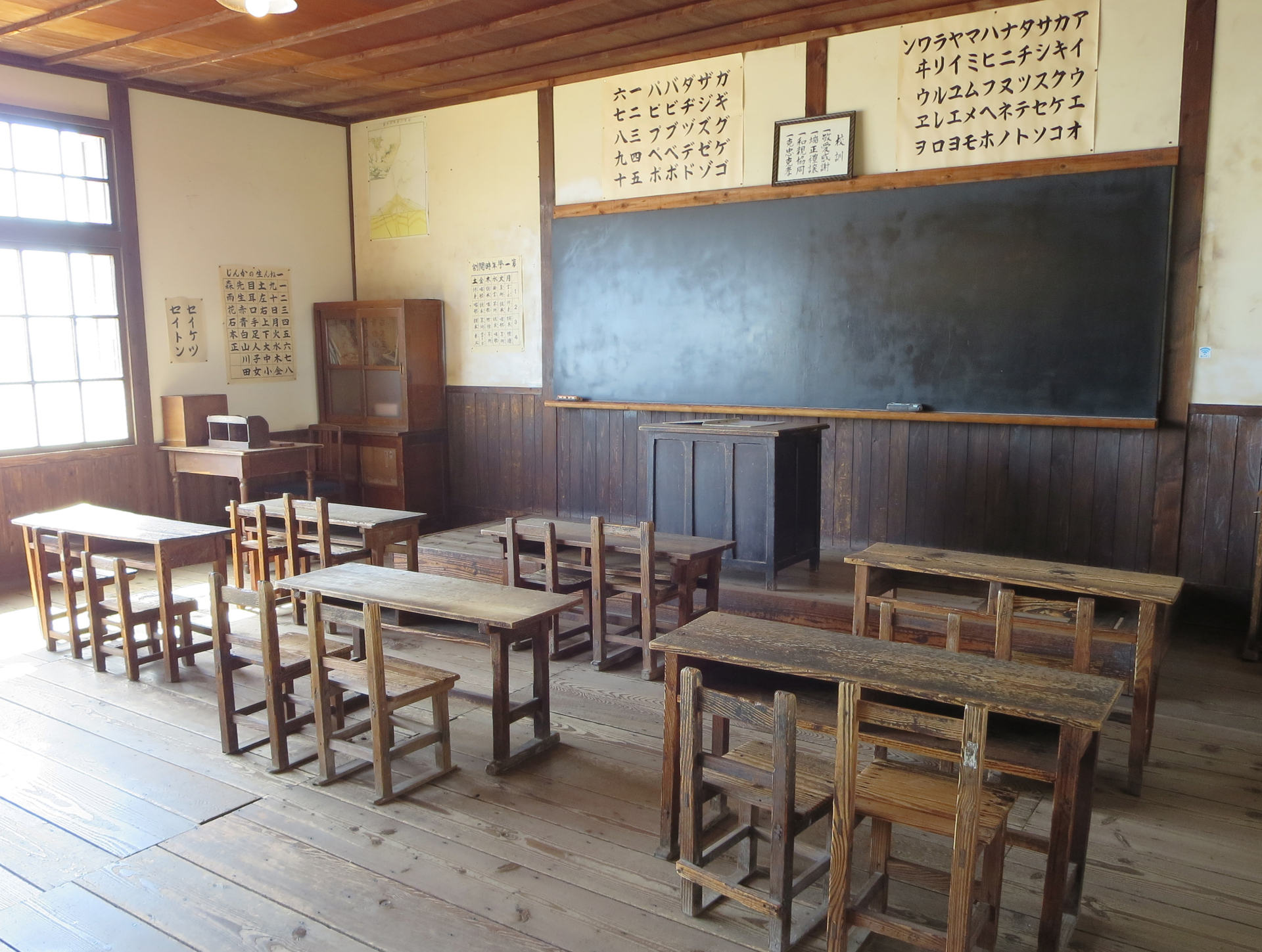 二十四の瞳映画村（岬の分教場教室内部）