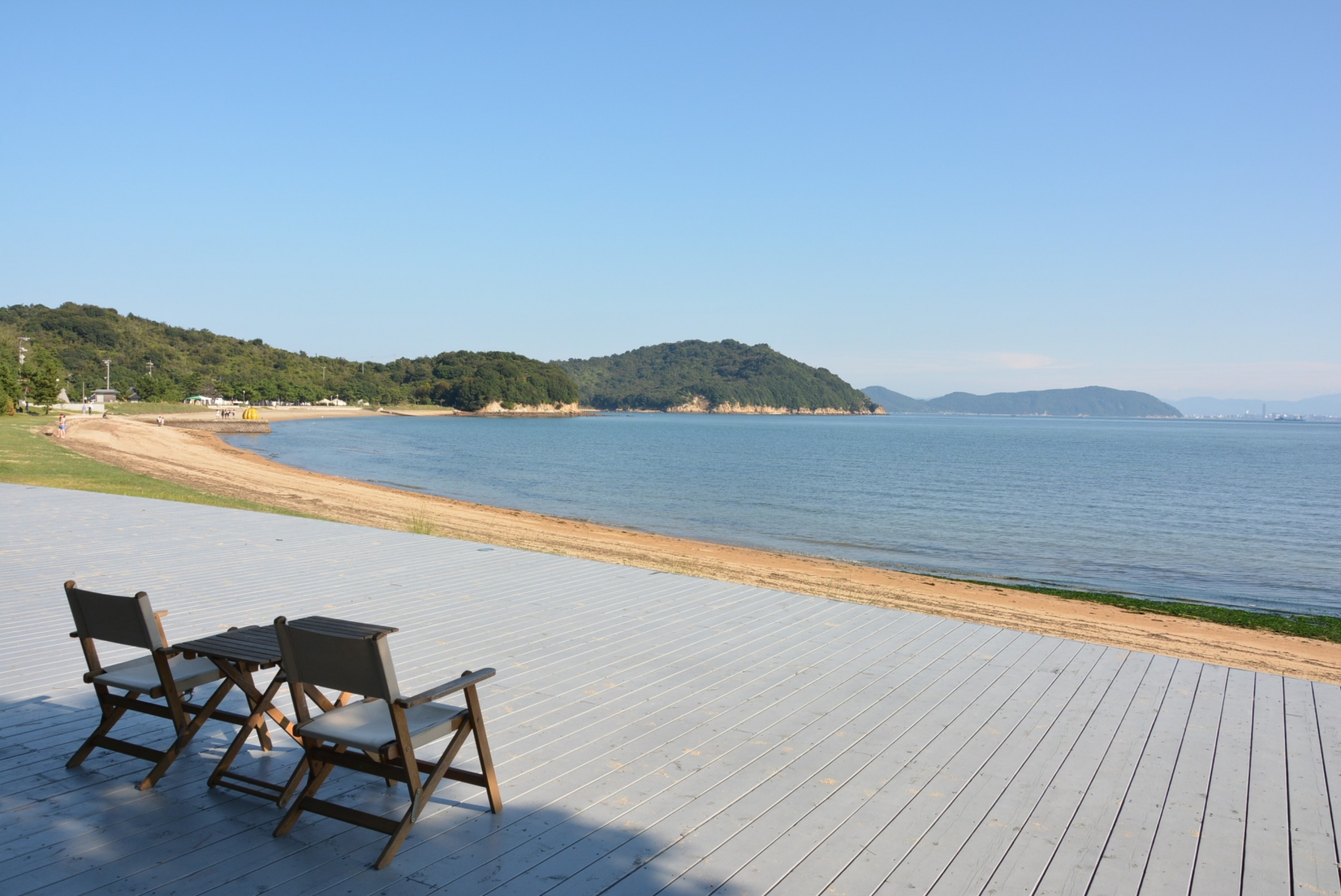 ウッドデッキから眺める海