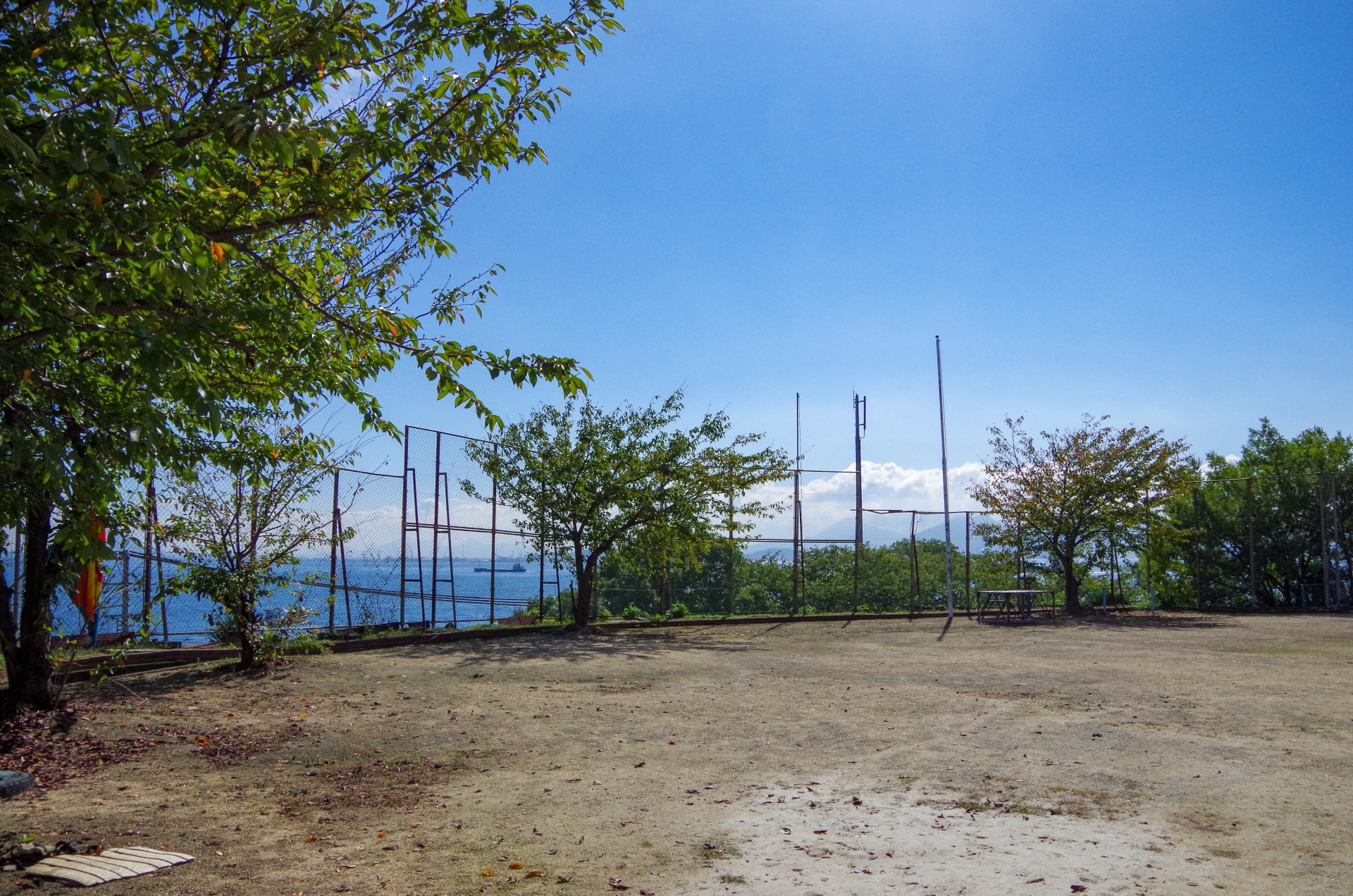 島の小学校の校庭