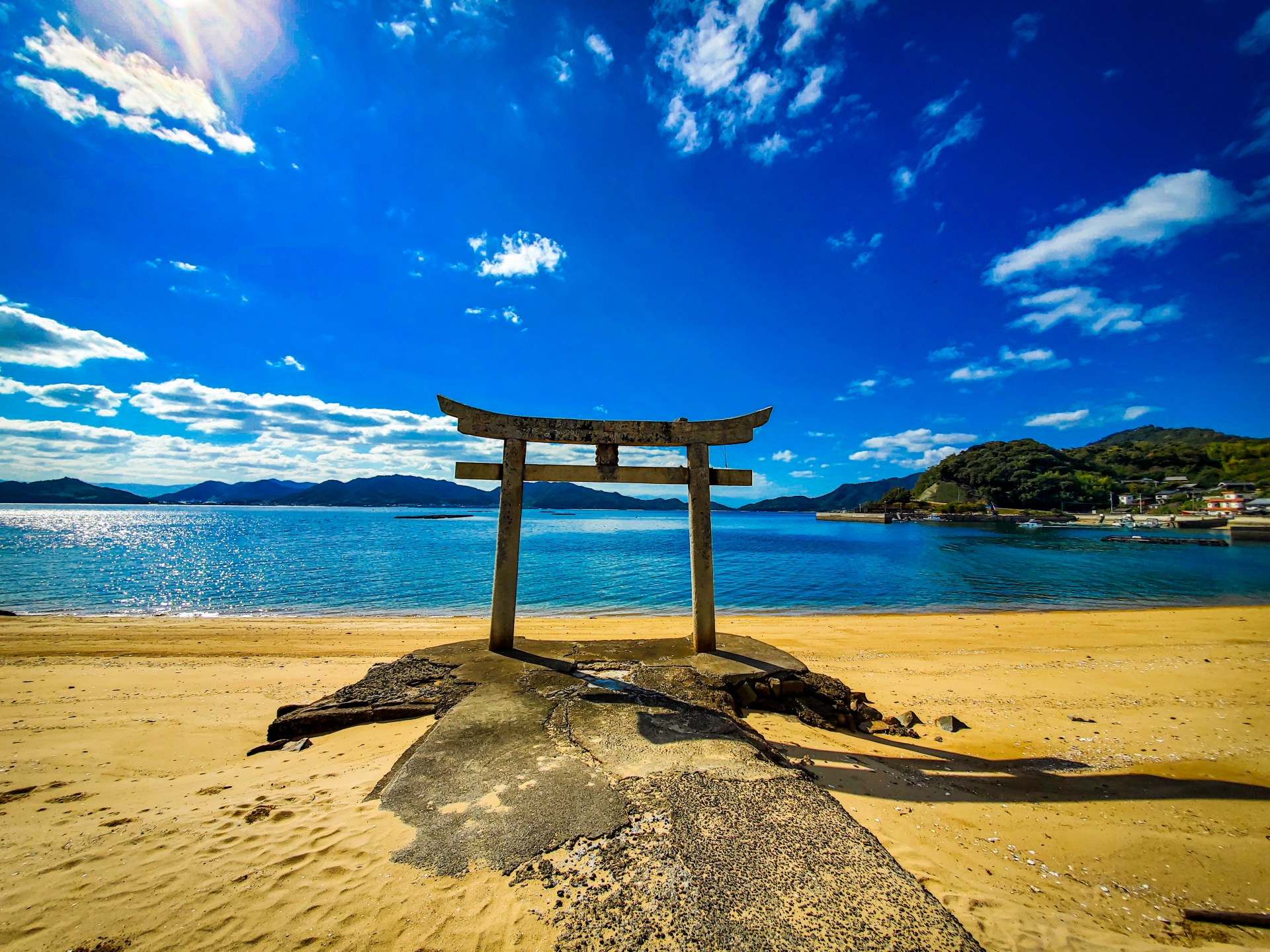 海辺の鳥居