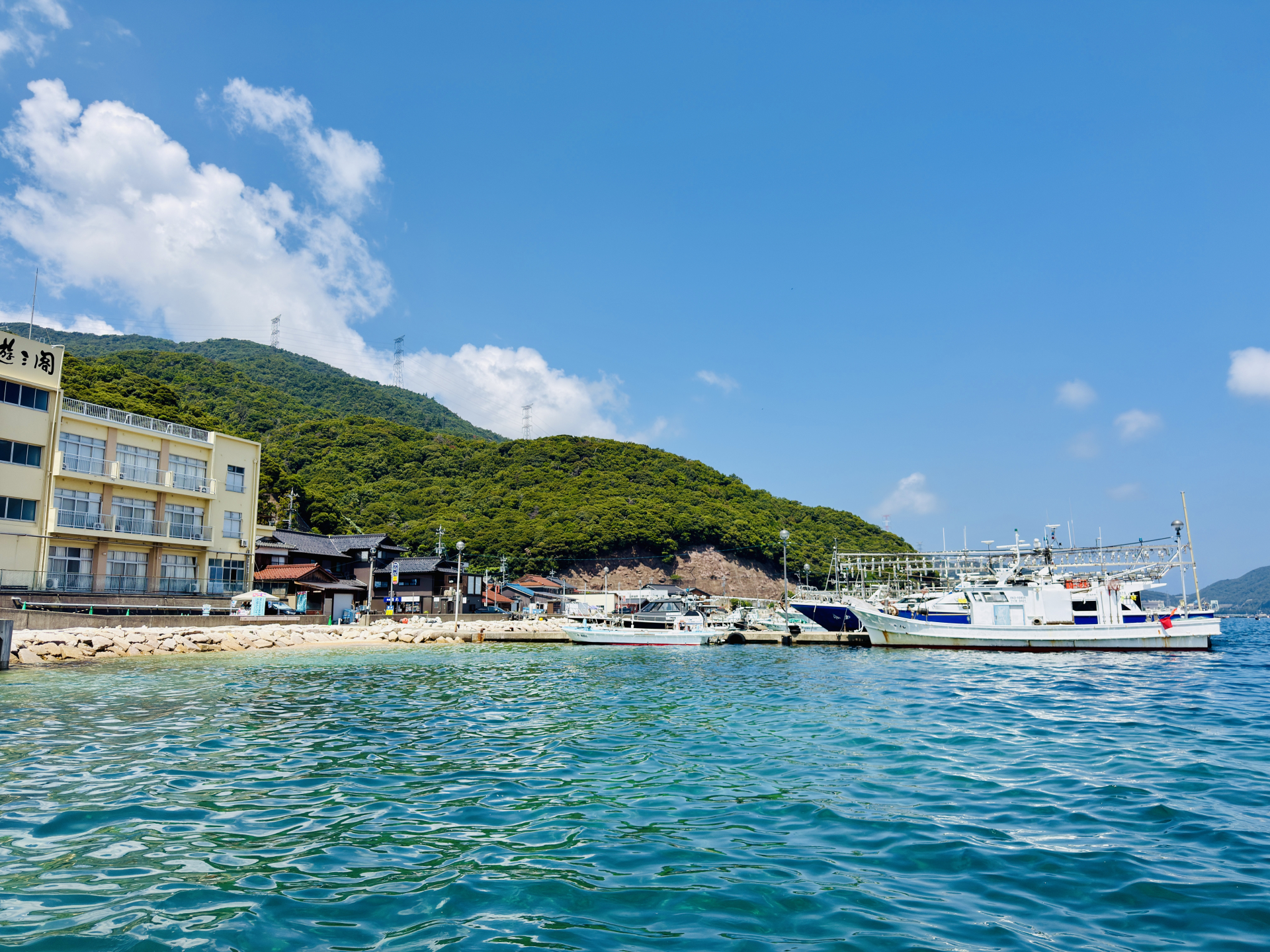 敦賀湾の水島　敦賀半島の山々