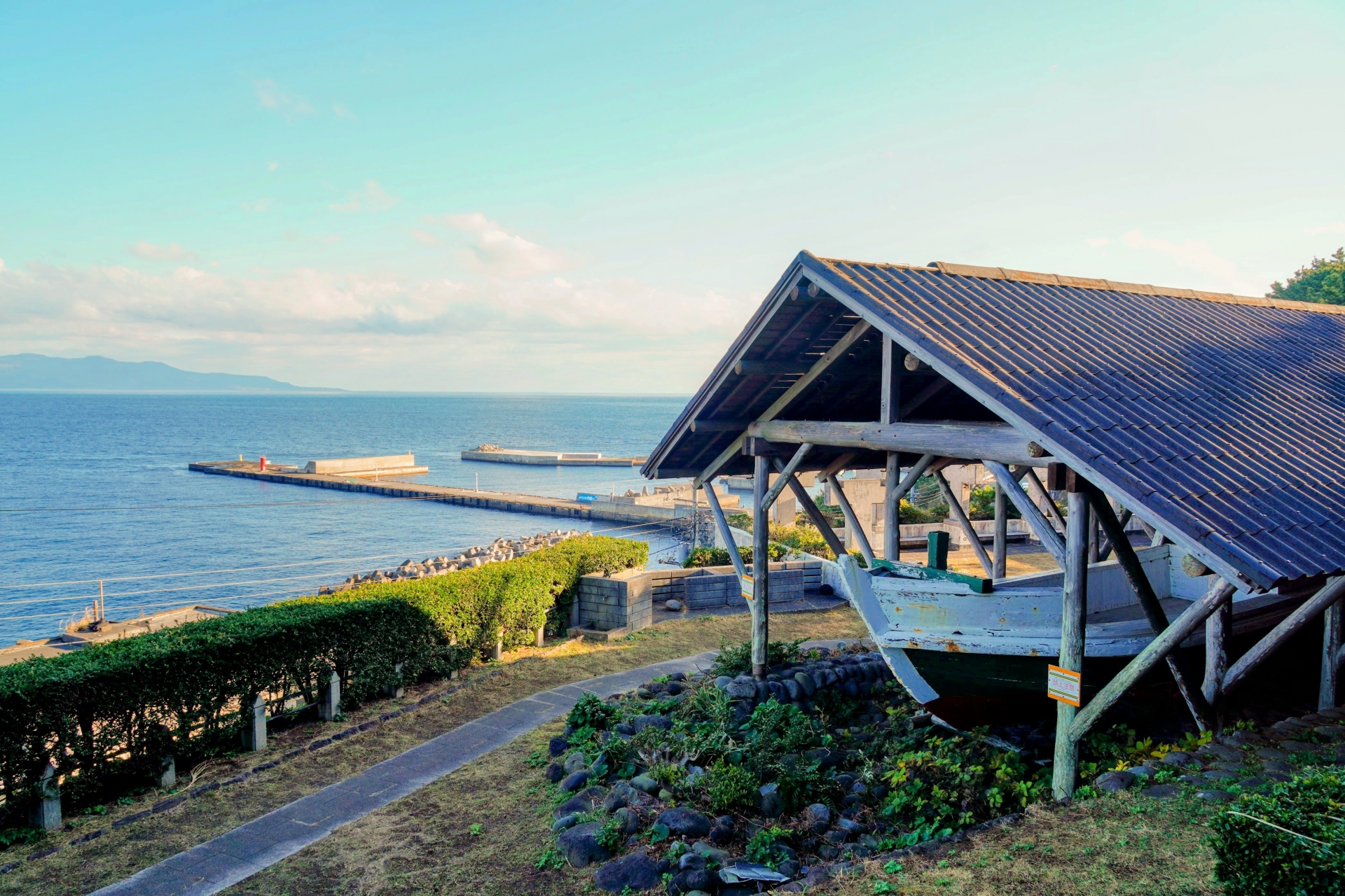 利島と沖合の本船を結んだ、はしけ船