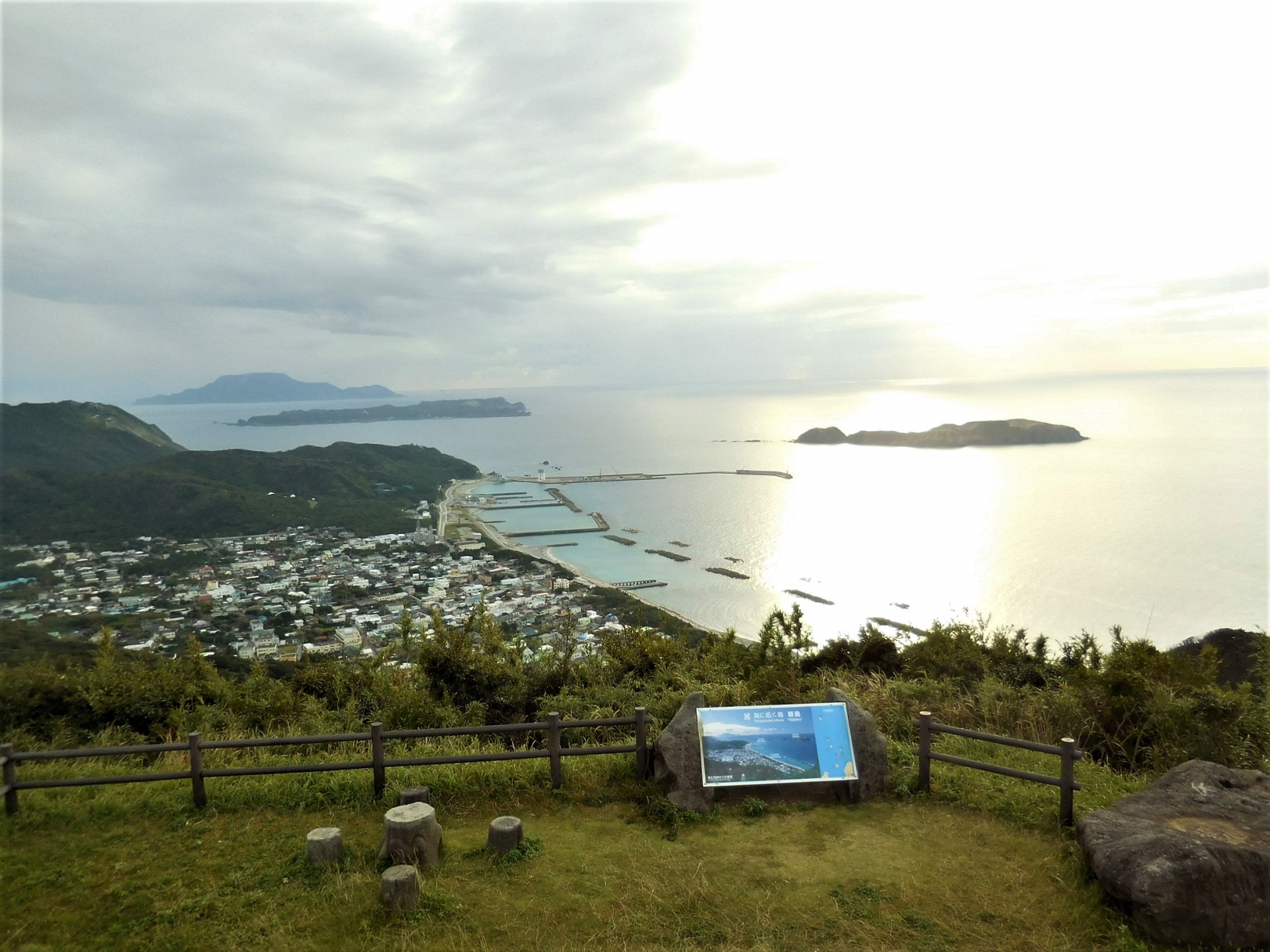 新島・富士見峠展望台からの集落