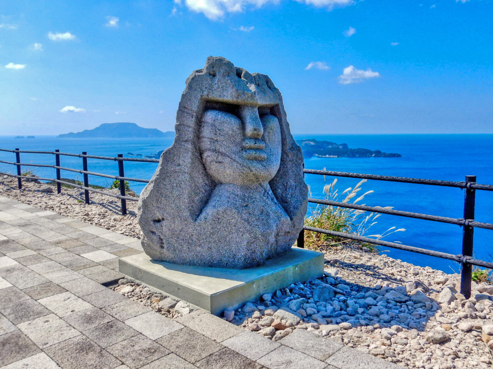 新島　石山展望台のモヤイ像