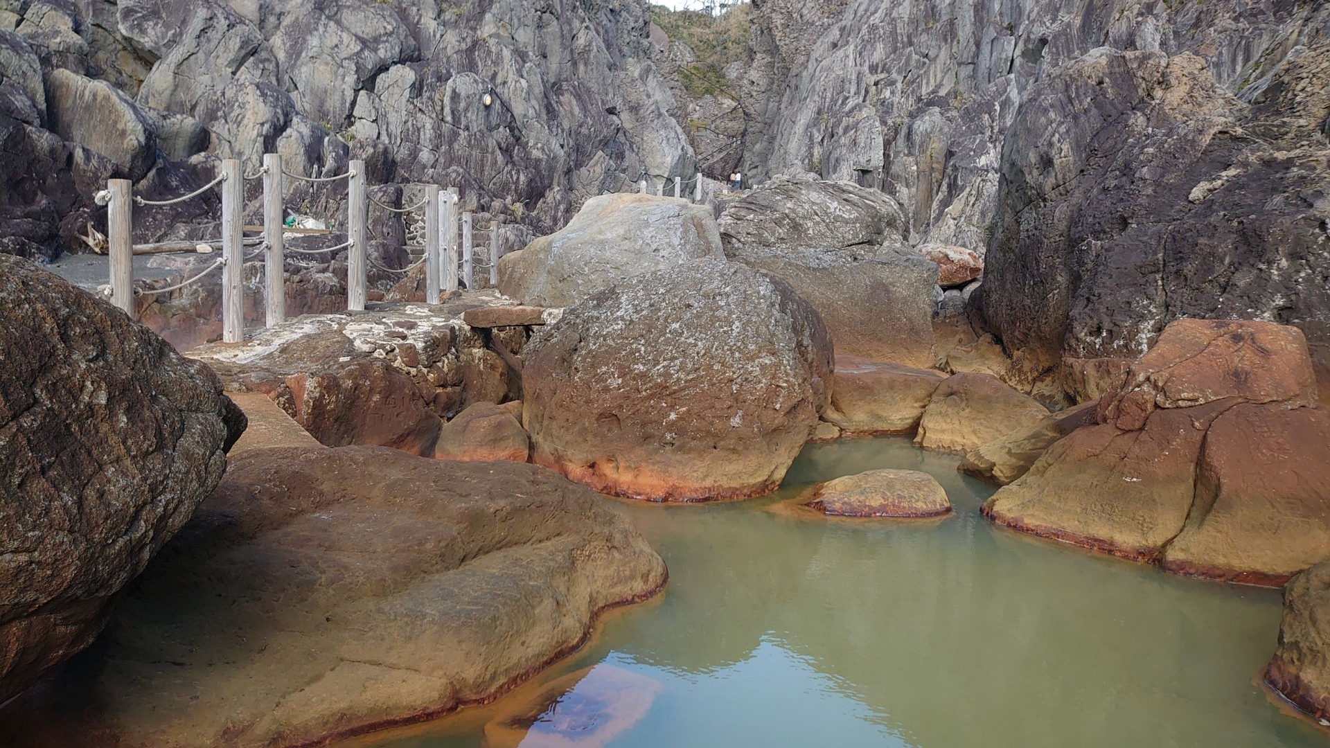 地鉈温泉と岩壁