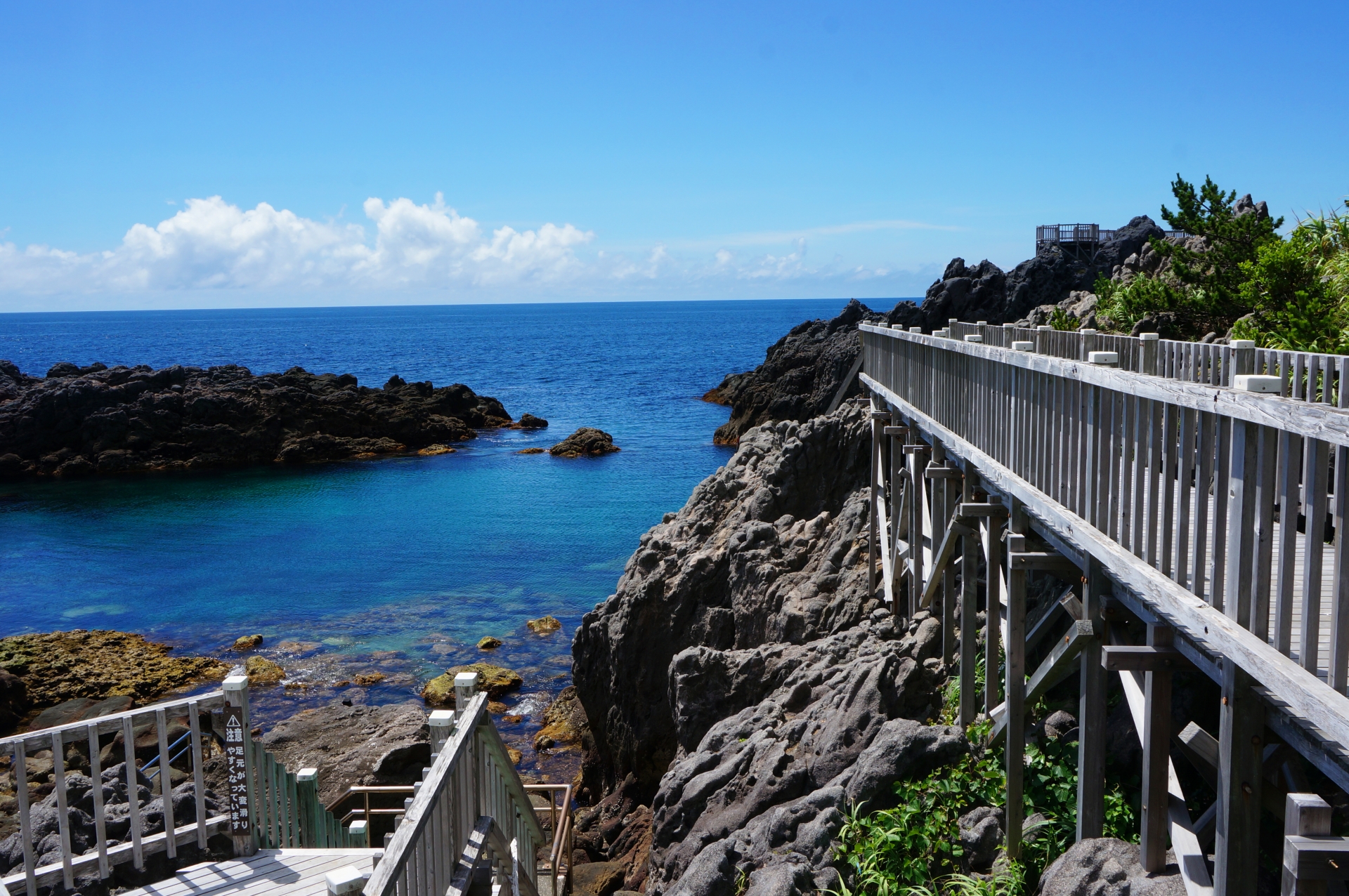 青い海が綺麗な神津島の赤崎遊歩道