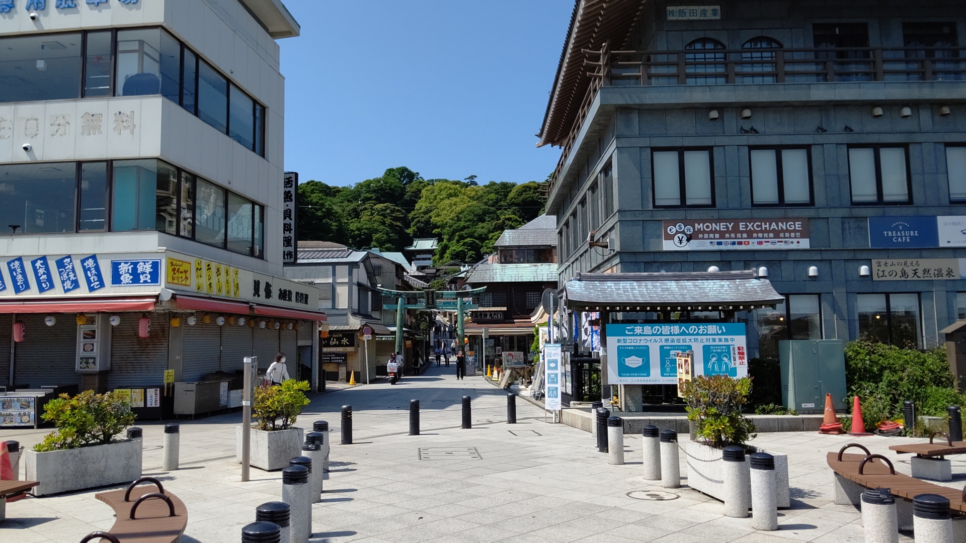 商店街から見る江ノ島神社