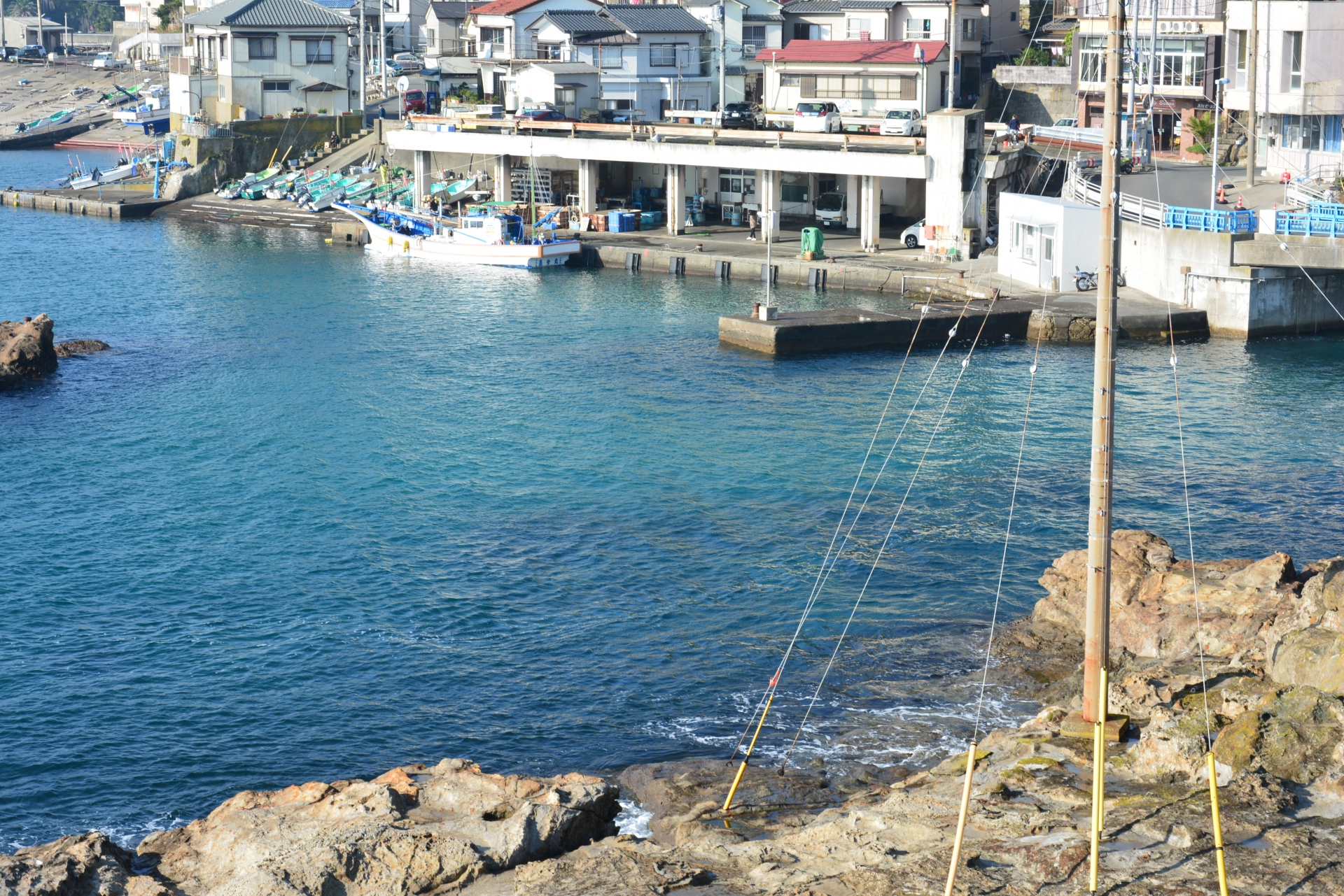 仁右衛門島から見た鴨川・太海浜の漁港