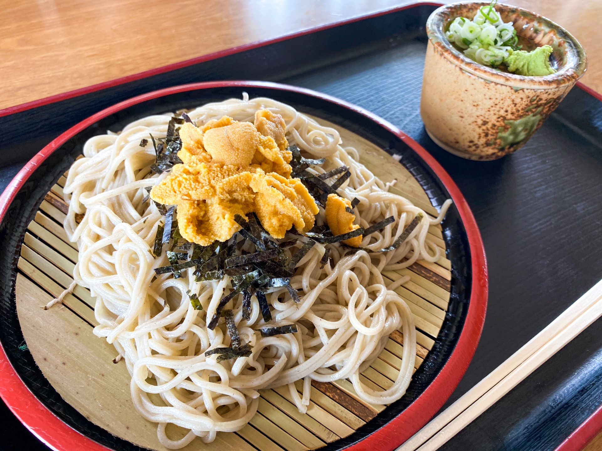 奥尻島で食べるウニ蕎麦