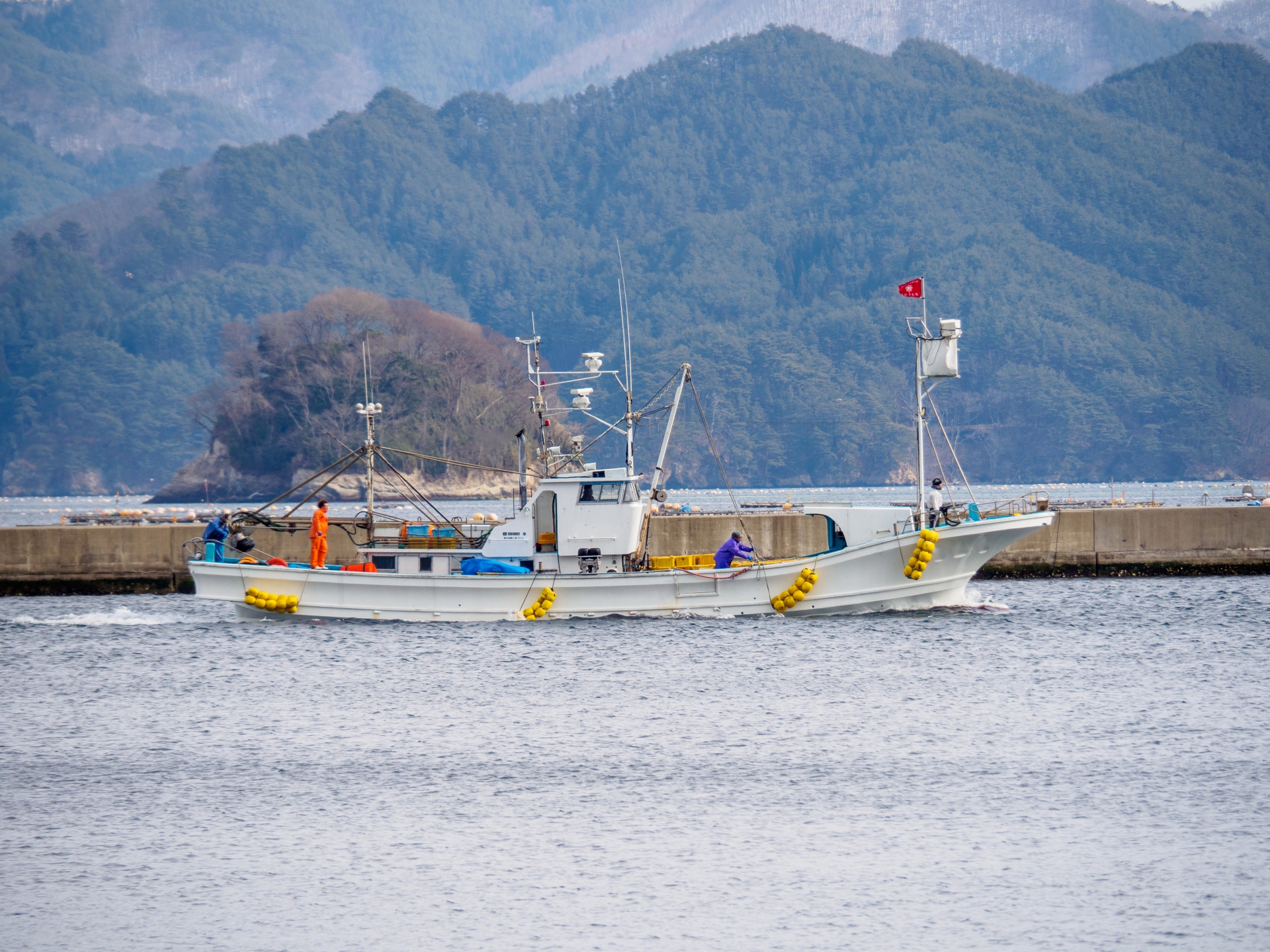 山田湾と漁船