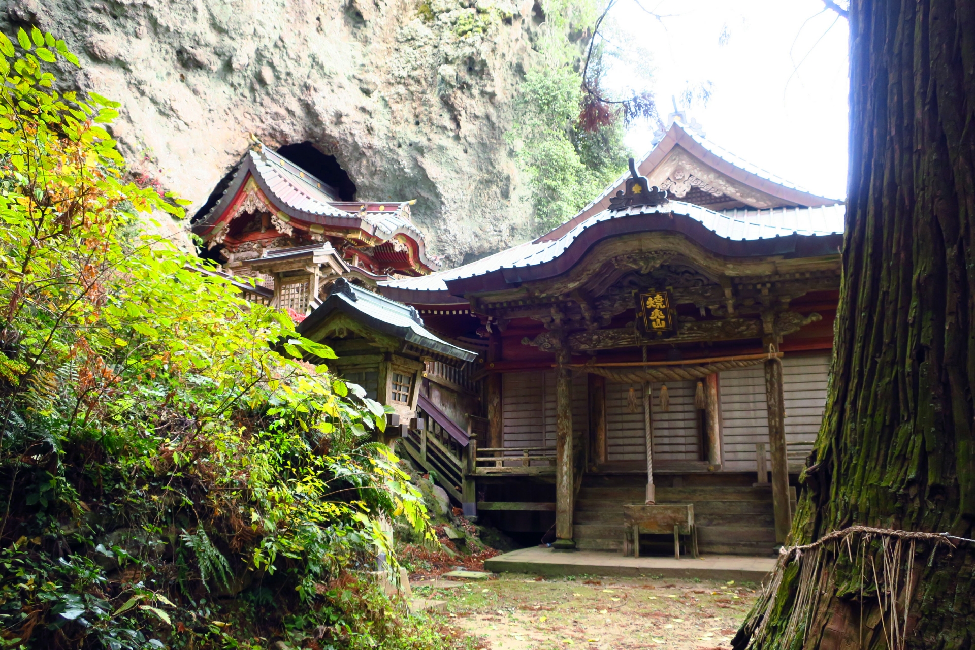 焼火神社の本殿と拝殿