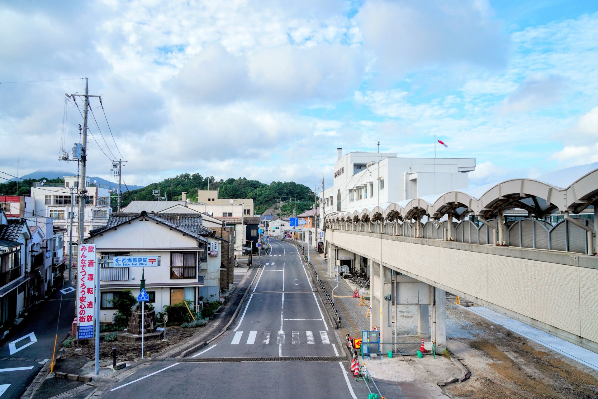 西郷港と西郷のまちなみ