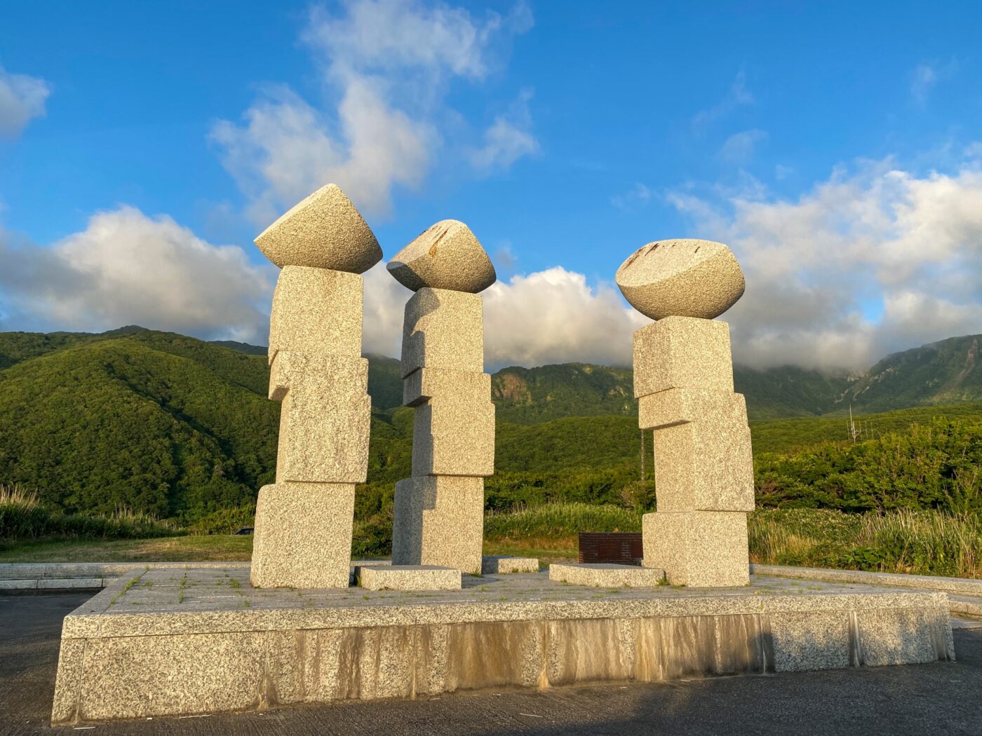 奥尻島の神威脇、北追岬にあるモニュメント
