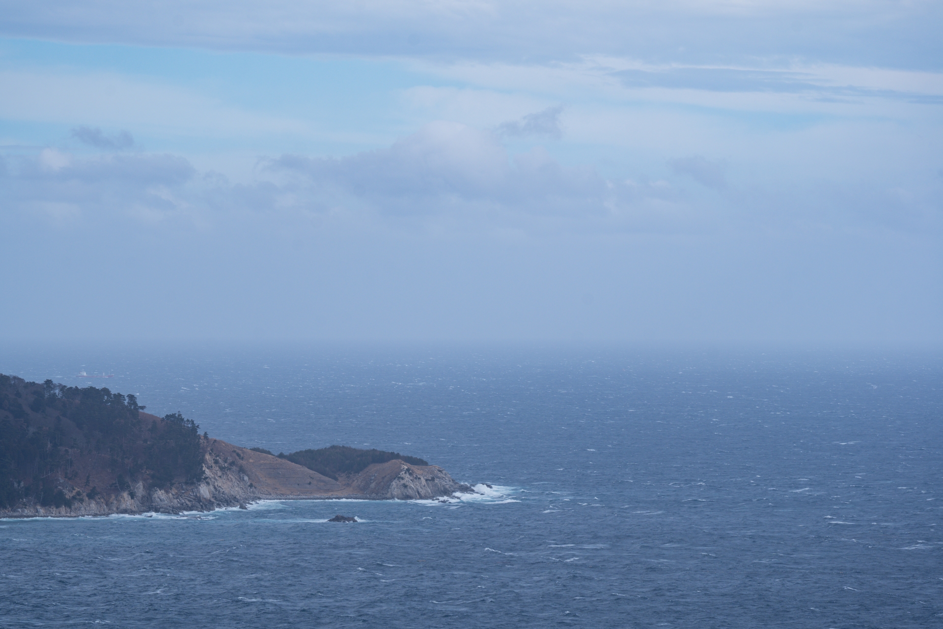 流れ着いた美女の無念と奇跡の平癒。霊島・金華山の裏手に佇む「のり浜の霊洞」に秘められた霊憑依の記憶