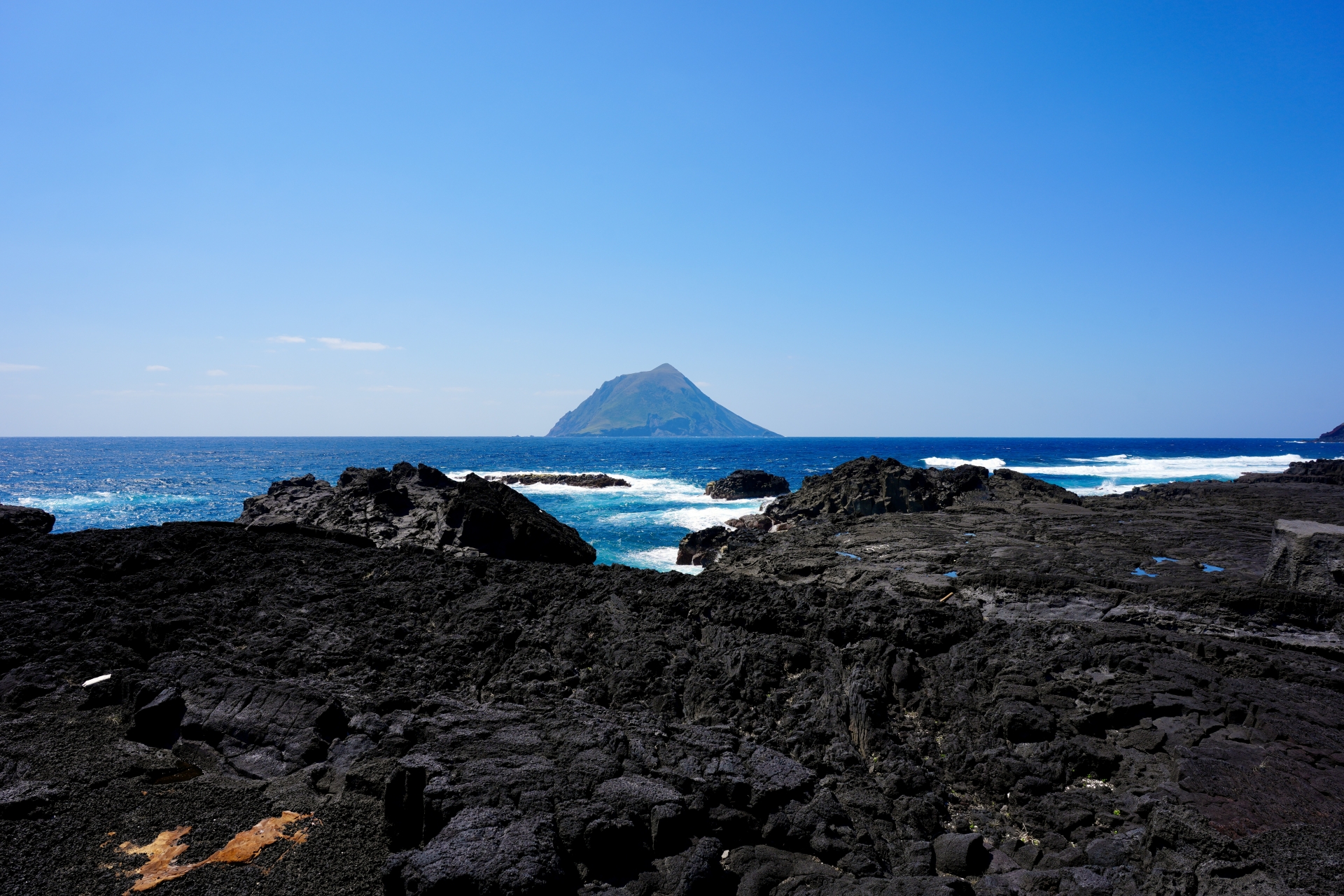 南原千畳敷海岸と八丈小島