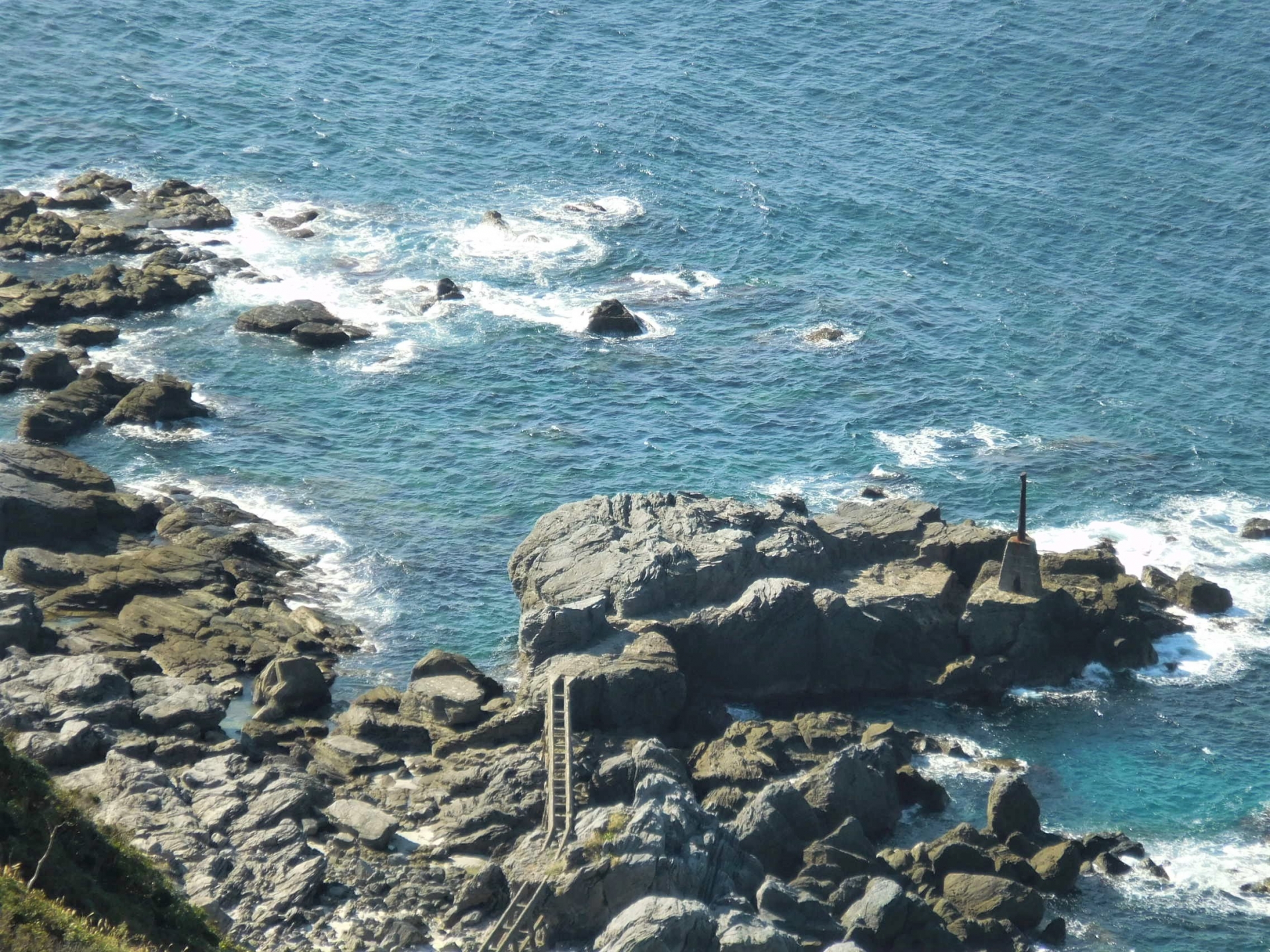 神戸山麓から見た名組湾トロッコ橋