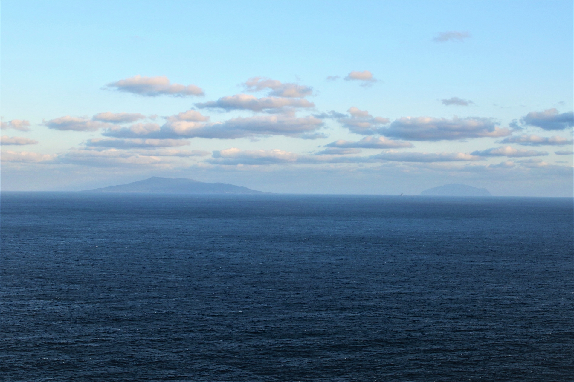 三浦湾からの三宅島と御蔵島