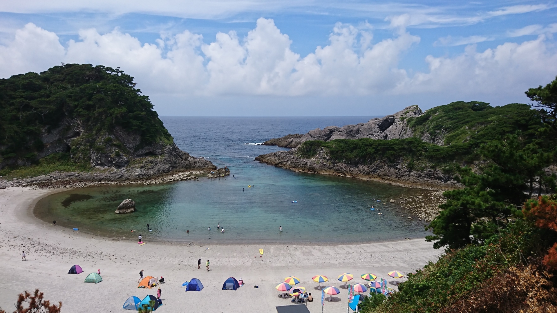 夏の式根島泊海水浴場