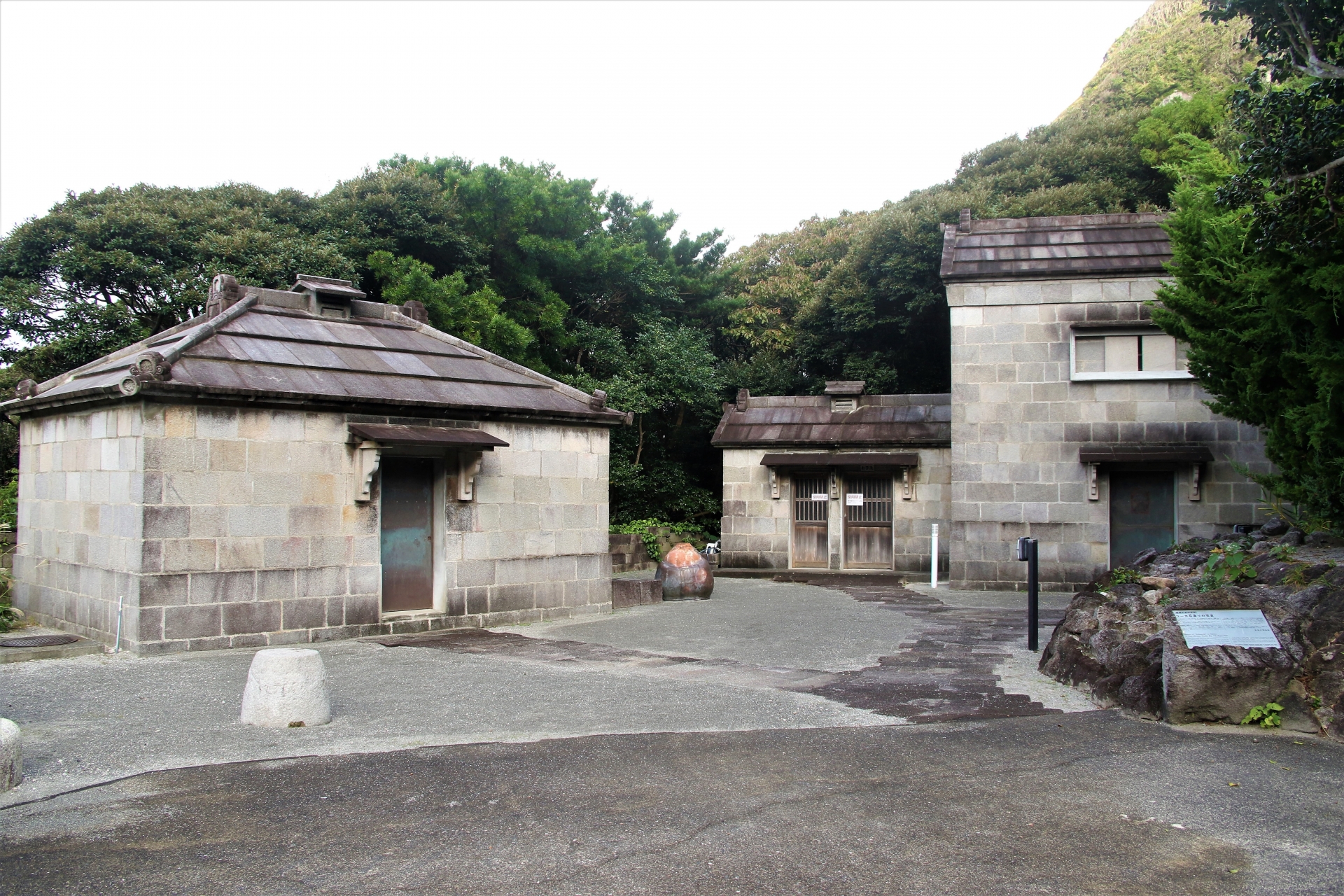 新島村博物館屋外展示のコーガ石造りの倉庫群