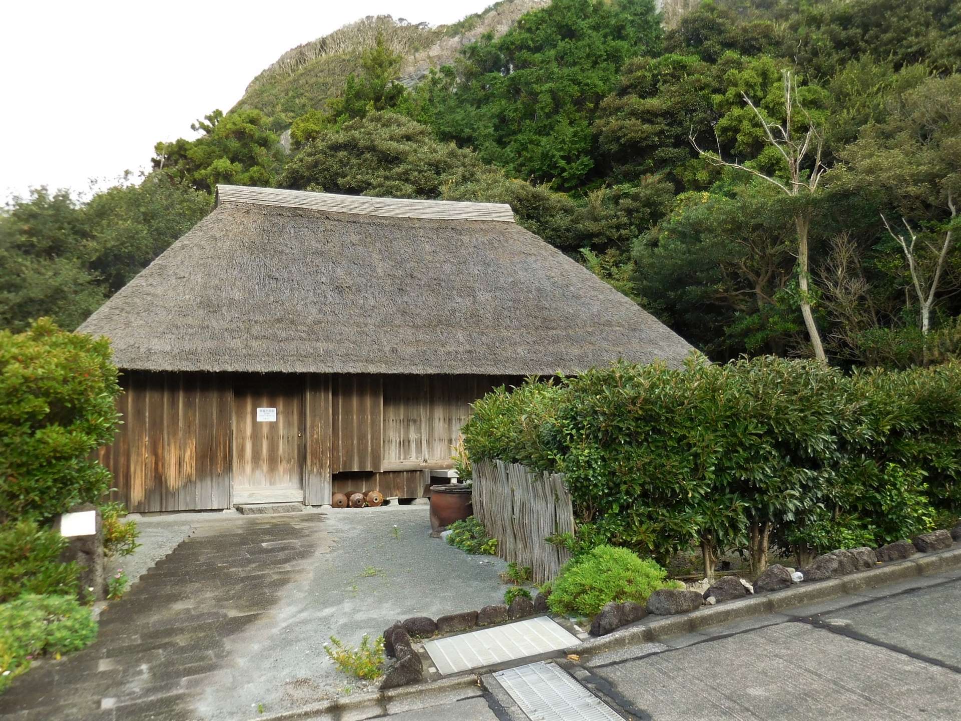 新島村博物館にある茅葺古民家